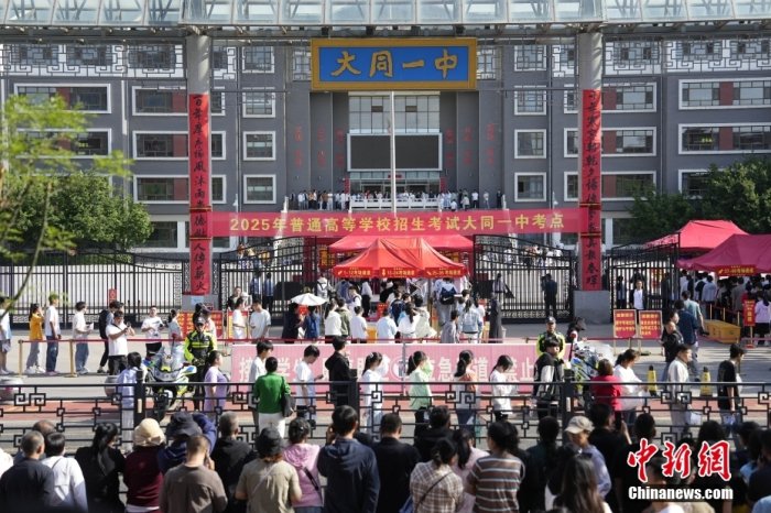6月7日，山西大同，考生在大同一中考点排队进入考点。中新社记者 赵文宇 摄